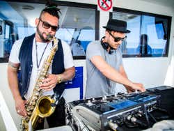 DJs e animação a bordo