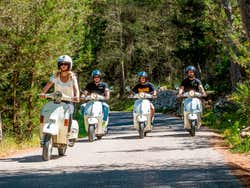 Percorrendo o interior de Ibiza de vespa