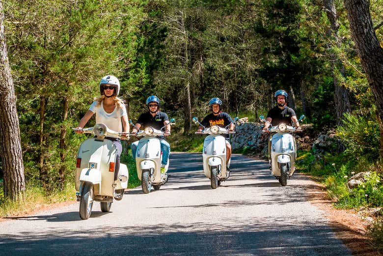 Percorrendo o interior de Ibiza de vespa