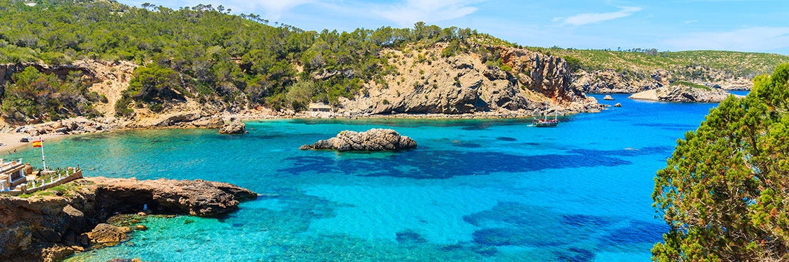 Cala Xarraca Spiaggia Lunga E Stretta Circondata Da Rocce