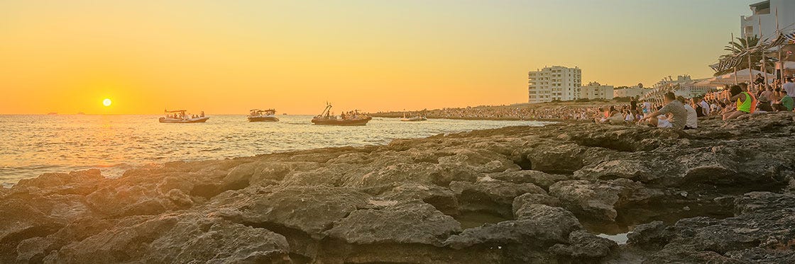 Spiaggia Di Sant Antoni Una Delle Spiagge Più Grandi Dibiza