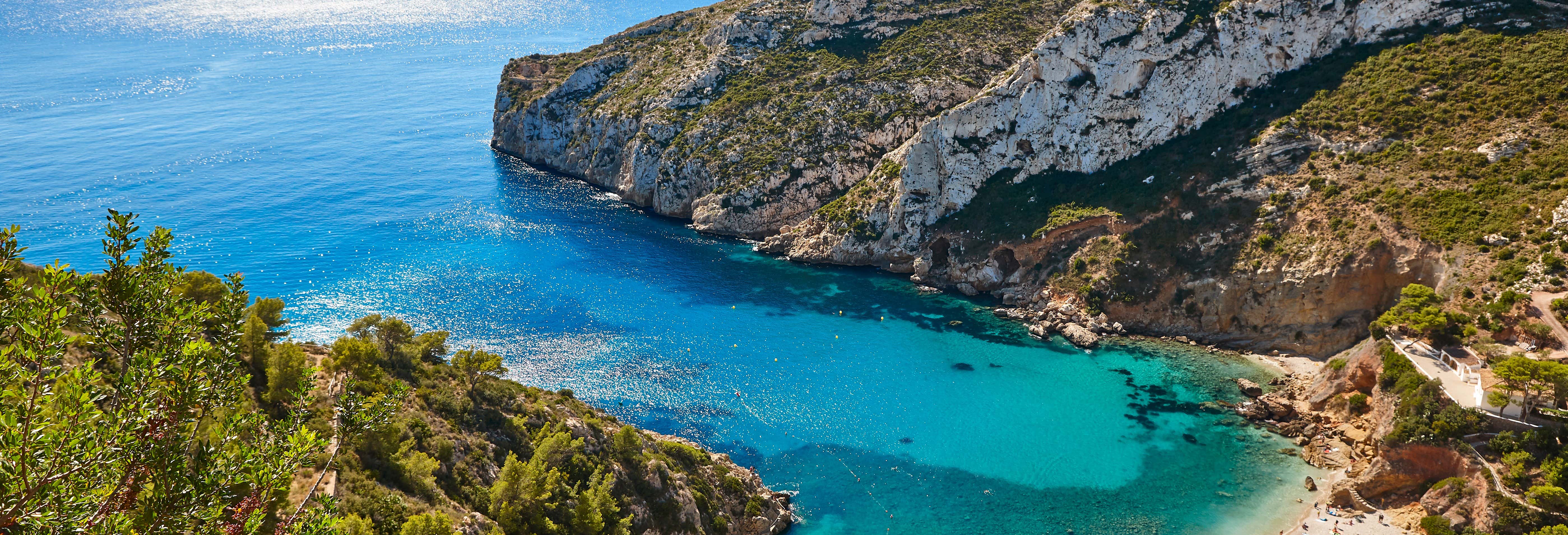 Excursión a cala Granadella en catamarán con comida