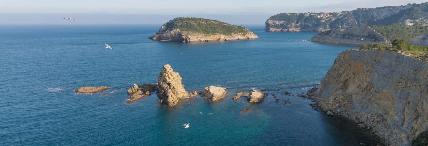Tour por los cabos de Jávea e isla de Portichol en catamarán