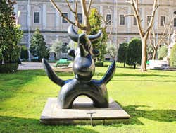 Scultura all'esterno del Reina Sofía