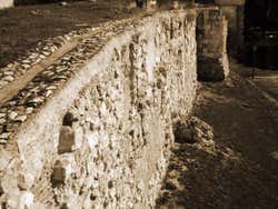 Restos da muralha medieval de Madrid