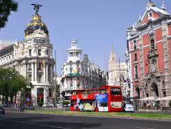 Autobus turistico di Madrid all'edificio Metropolis