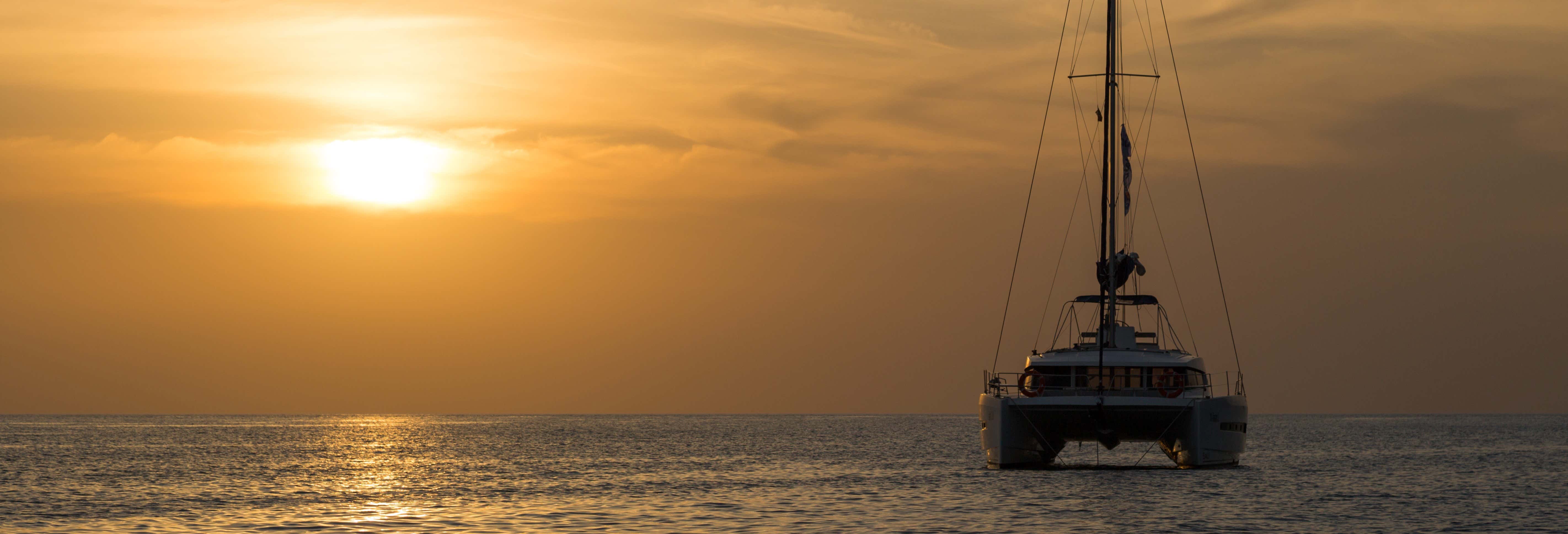 Paseo en catamarán al atardecer
