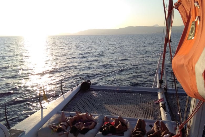 Catamaran Dans La Baie De Palma Au Coucher Du Soleil
