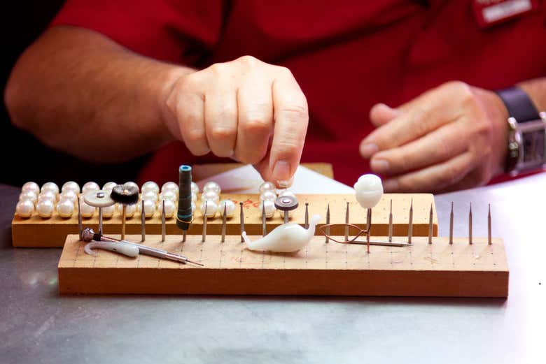 Elaboración de perlas en la fábrica Majorica
