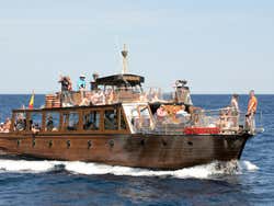 Barco pirata navegando nas águas de Mallorca