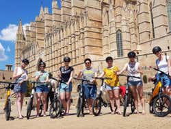 Bicicletas elétricas à frente da catedral de Palma de Mallorca