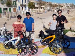 Bicicletas à frente da costa