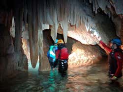 Explorando uma das grutas