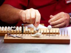 Elaboração de pérolas na fábrica Majorica