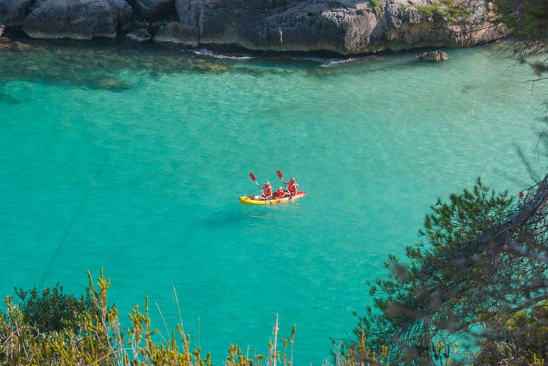 En kayak sur les criques de Minorque