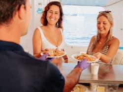 Disfrutando de la paella