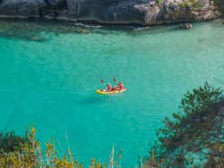 En kayak sur les criques de Minorque