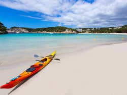 Kayak sur la plage de Minorque