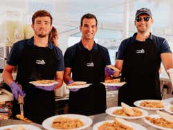 Tomaremos una rica paella a bordo