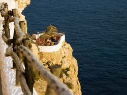 Sair de festa em Menorca, Cova d'en Xoroi