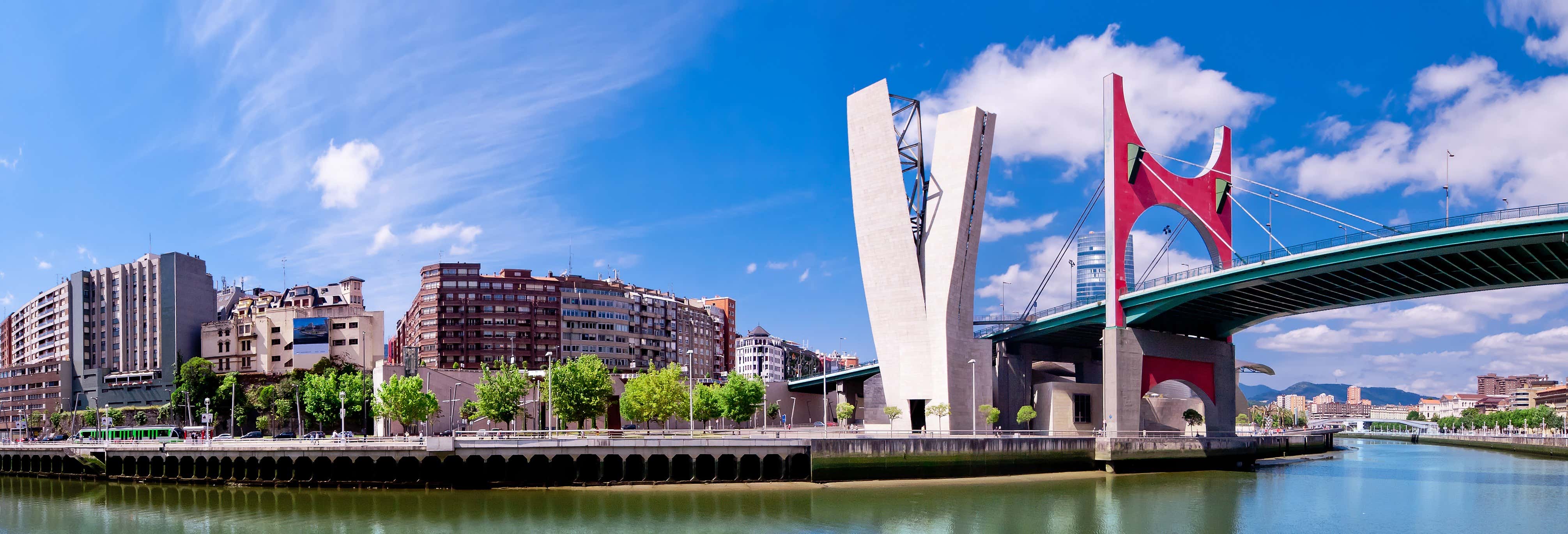 Barco turístico pela Ria de Bilbao e pela Baía do Abra