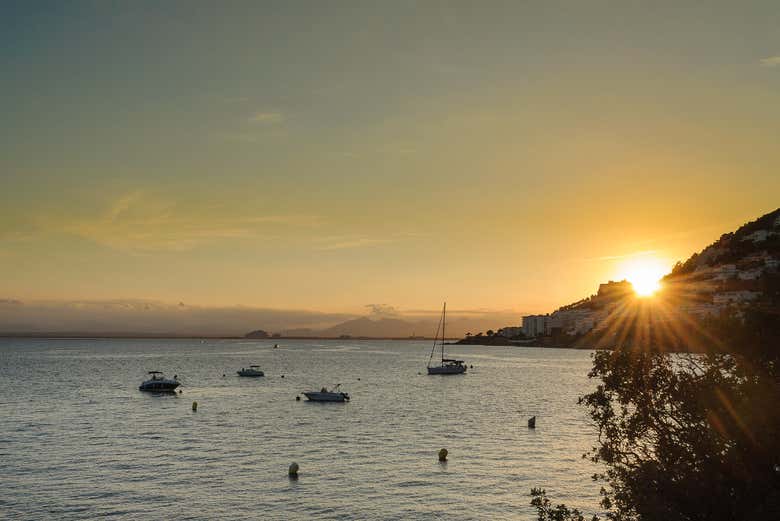 Balade En Catamaran Dans La Baie De Rosas Au Coucher De Soleil