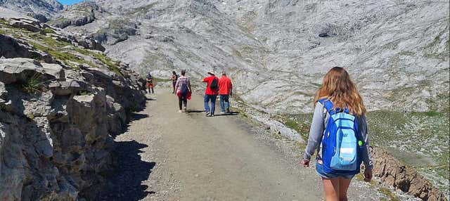Trilha nos Picos de Europa e balneário