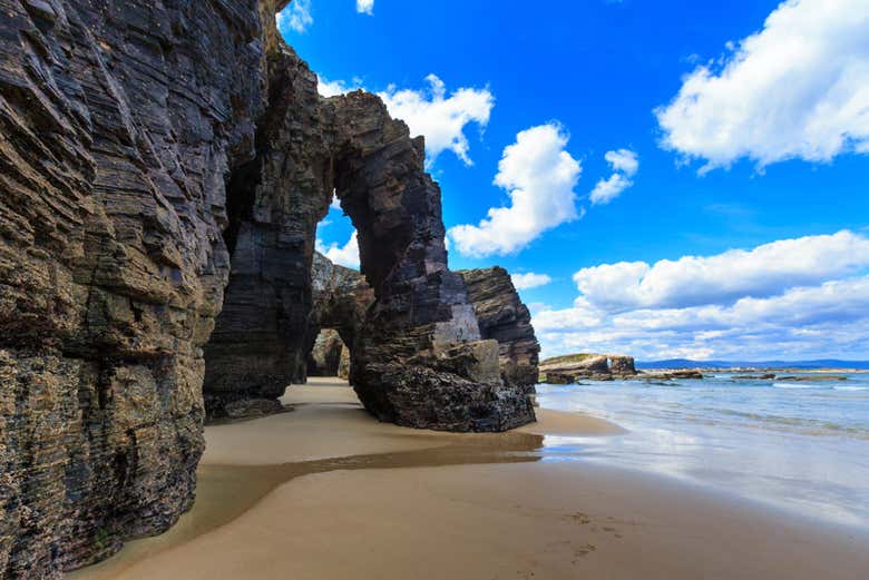 comer en la playa de las catedrales