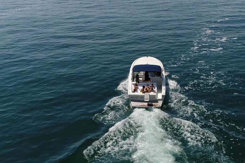 Iate na costa da Praia de San Juan