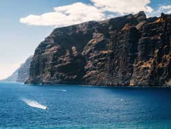 Barco por el acantilado de Los Gigantes