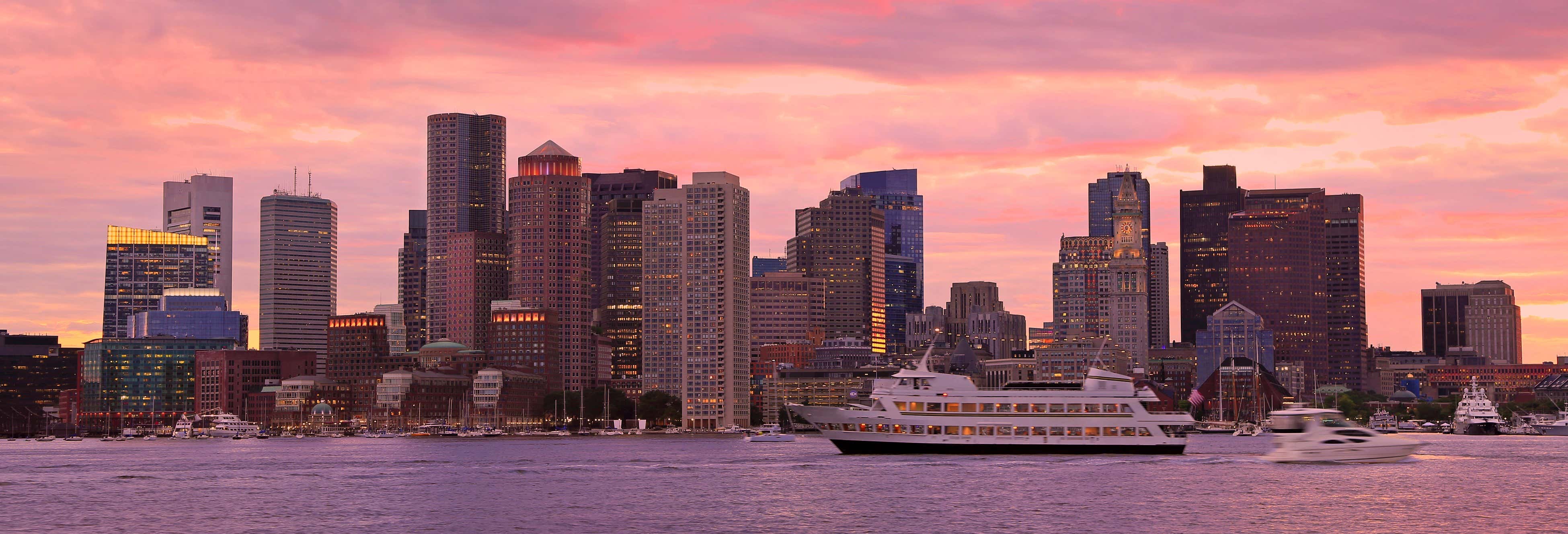 Paseo en barco al atardecer