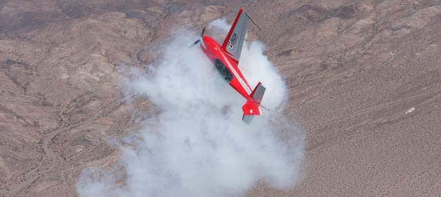 Combate aéreo en avión acrobático