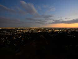 Skyline de Los Ángeles desde el observatorio al atardecer