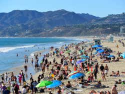 Bronzer sur la plage de Santa Monica