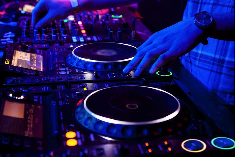 DJ tocando em uma discoteca da Big Apple