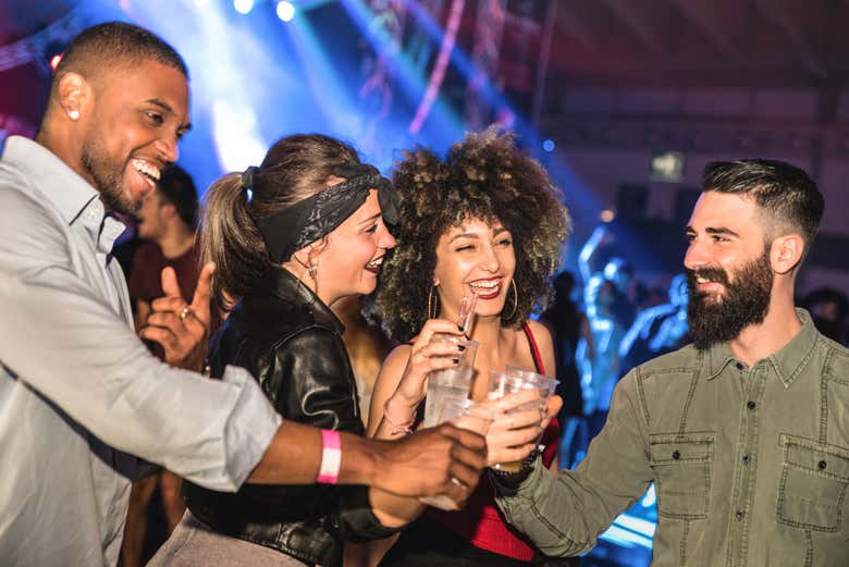 Amigos desfrutando da noite em Nova York