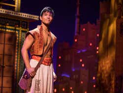 Ator intepretando Aladdin no musical