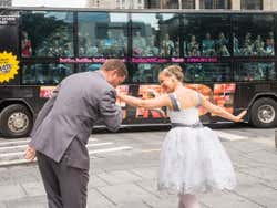 Atuação de balé em frente ao ônibus