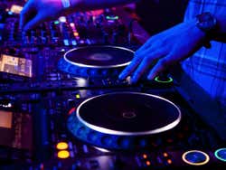 DJ tocando em uma discoteca da Big Apple