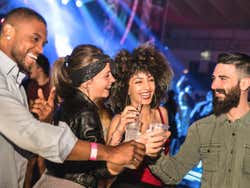 Amigos desfrutando da noite em Nova York