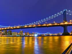 Ponte de Manhattan iluminada