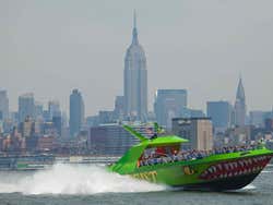 A lancha e as vistas de Manhattan