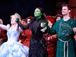 O elenco de Wicked cumprimentando o público