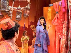 Yasmin e Alladin se encontram no Grande Bazar