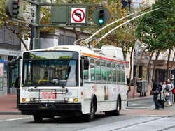 Un trolleybus parcourant San Francisco
