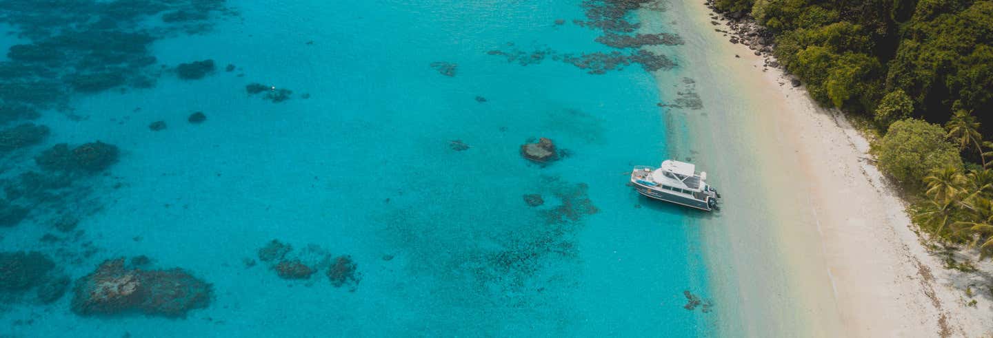 Excursión a la isla Yanuca en catamarán