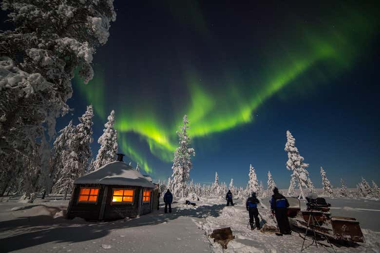 Excursion photo des aurores bor  ales feu camp Rovaniemi