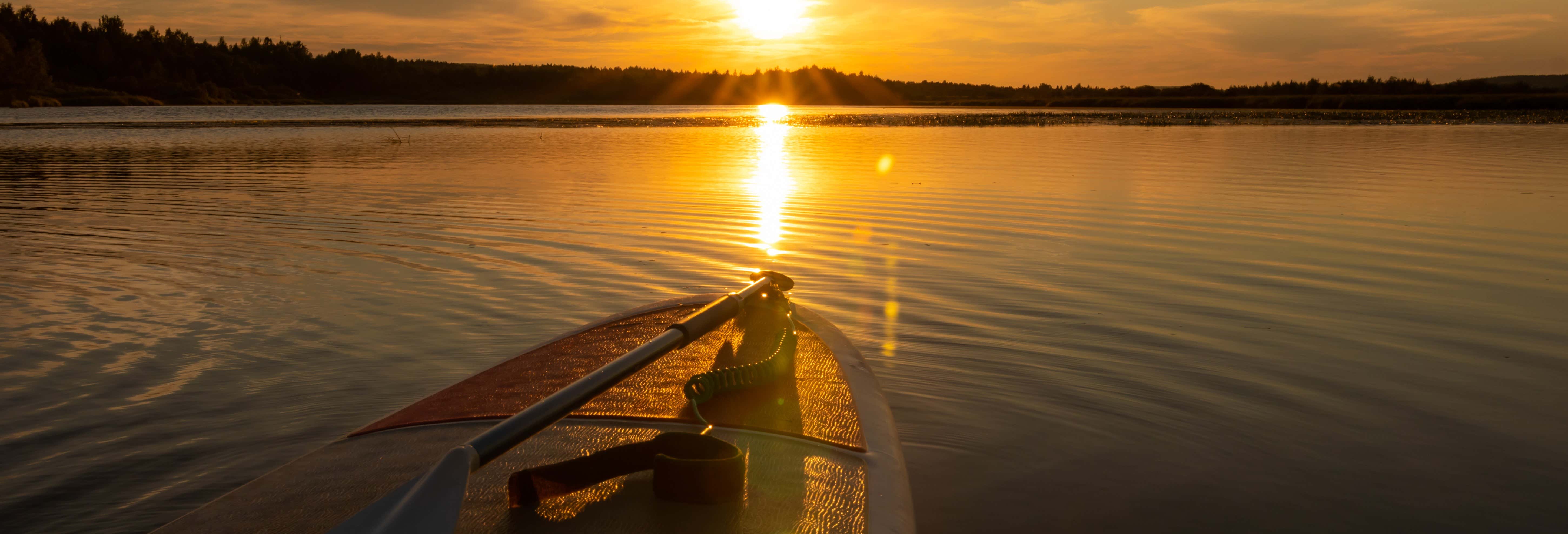 Paddle surf sous le soleil de minuit