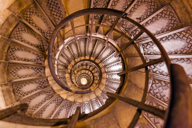 Escada em caracol do Arco do Triunfo
