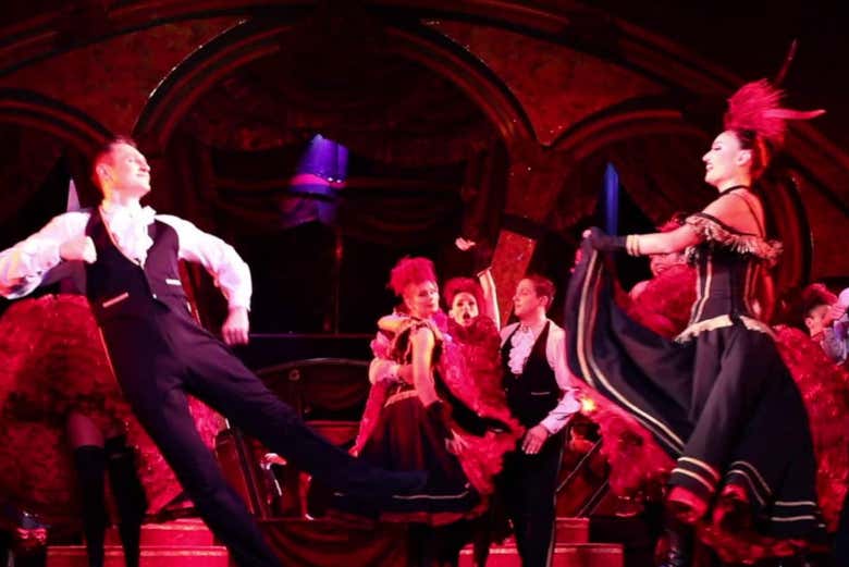 Espetáculo no Cabaret Paradis Latin